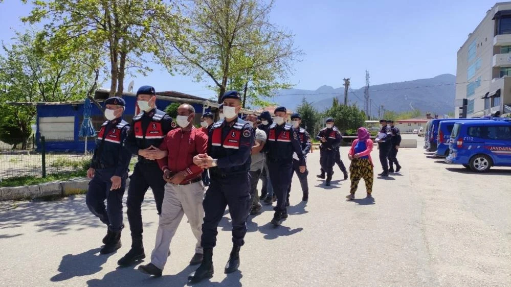 Sahipleri içerdeyken kapıyı çaldırlar